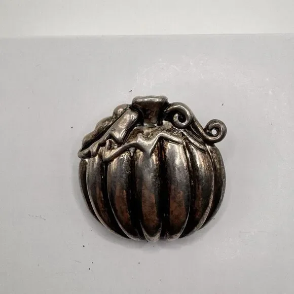 Vintage Metal Pumpkin Brooch Pin – 1.5” Fall Jewelry Antiqued Silver Finish - Picture 5 of 6